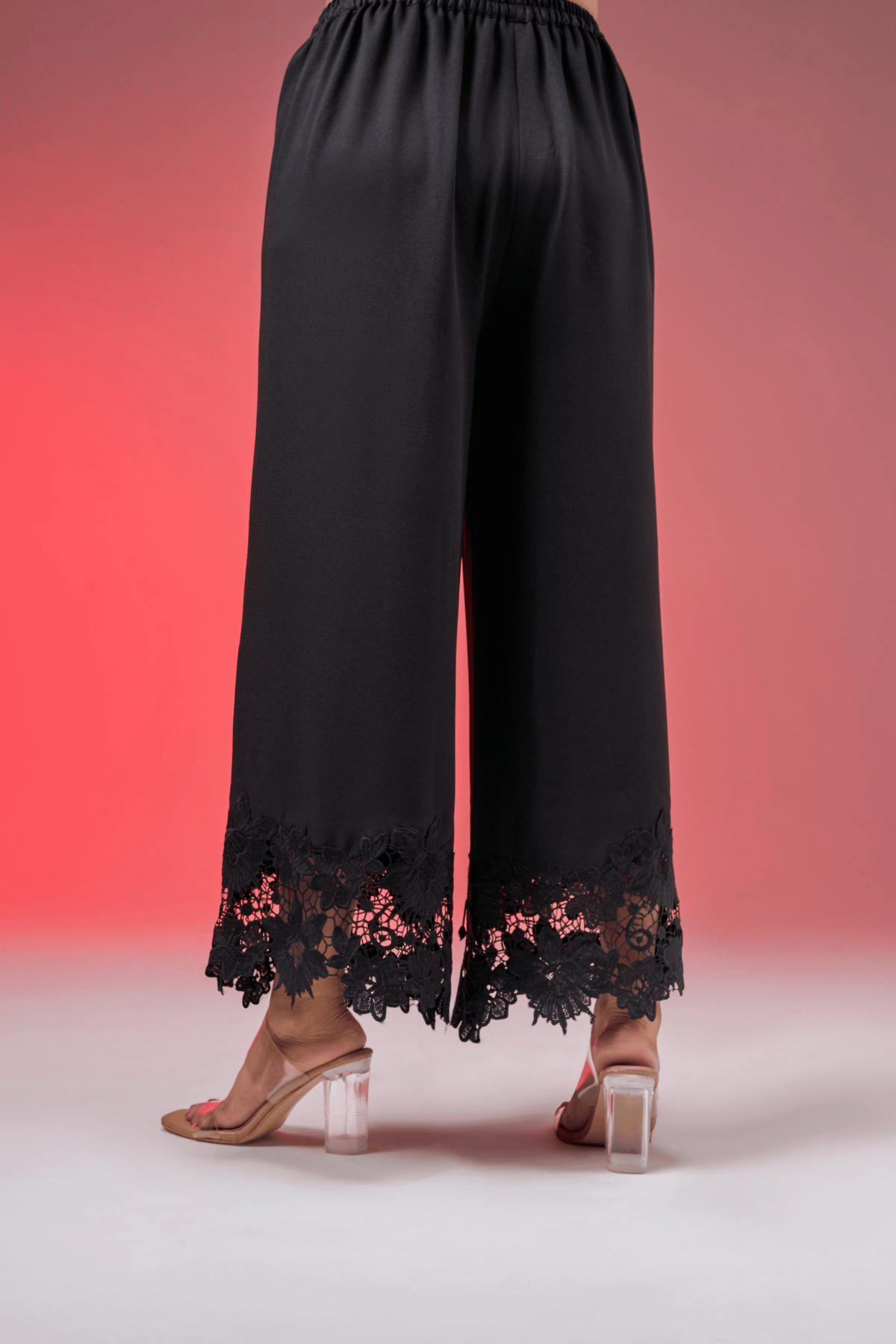 LACE CROPPED BLACK PANTS