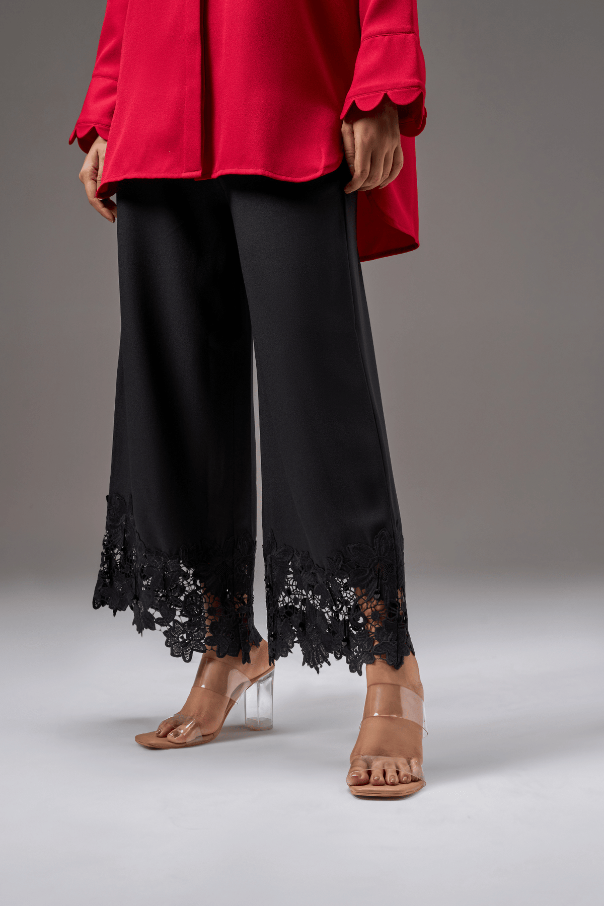 LACE CROPPED BLACK PANTS